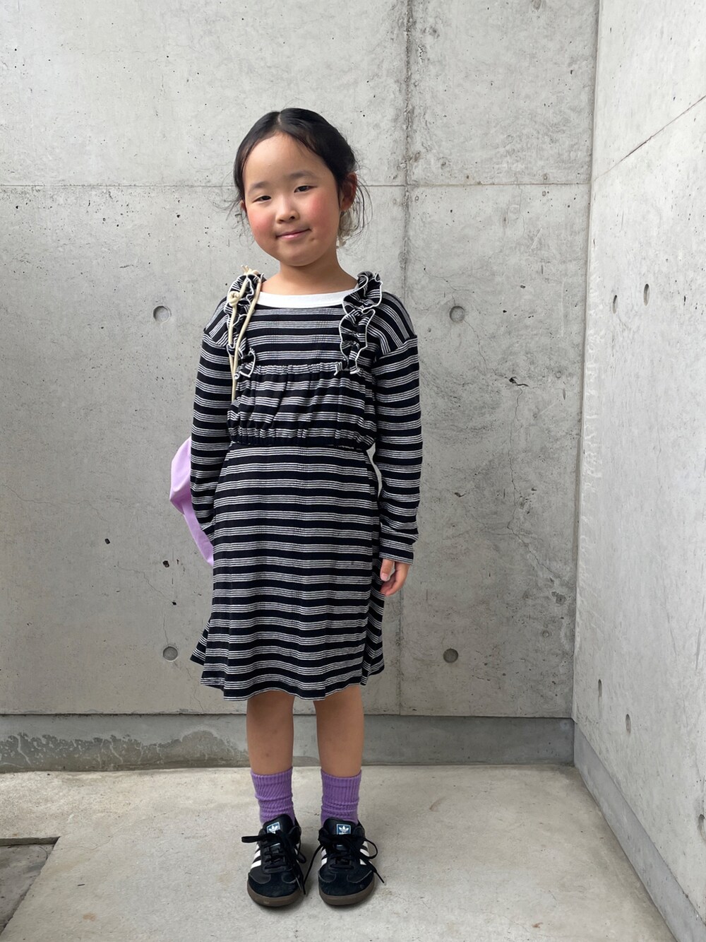 パープル系のエコバッグ/サブバッグ、ブラック系のワンピース、ブラック系のキャミソールを着用したキッズの春コーディネートの5枚目の写真