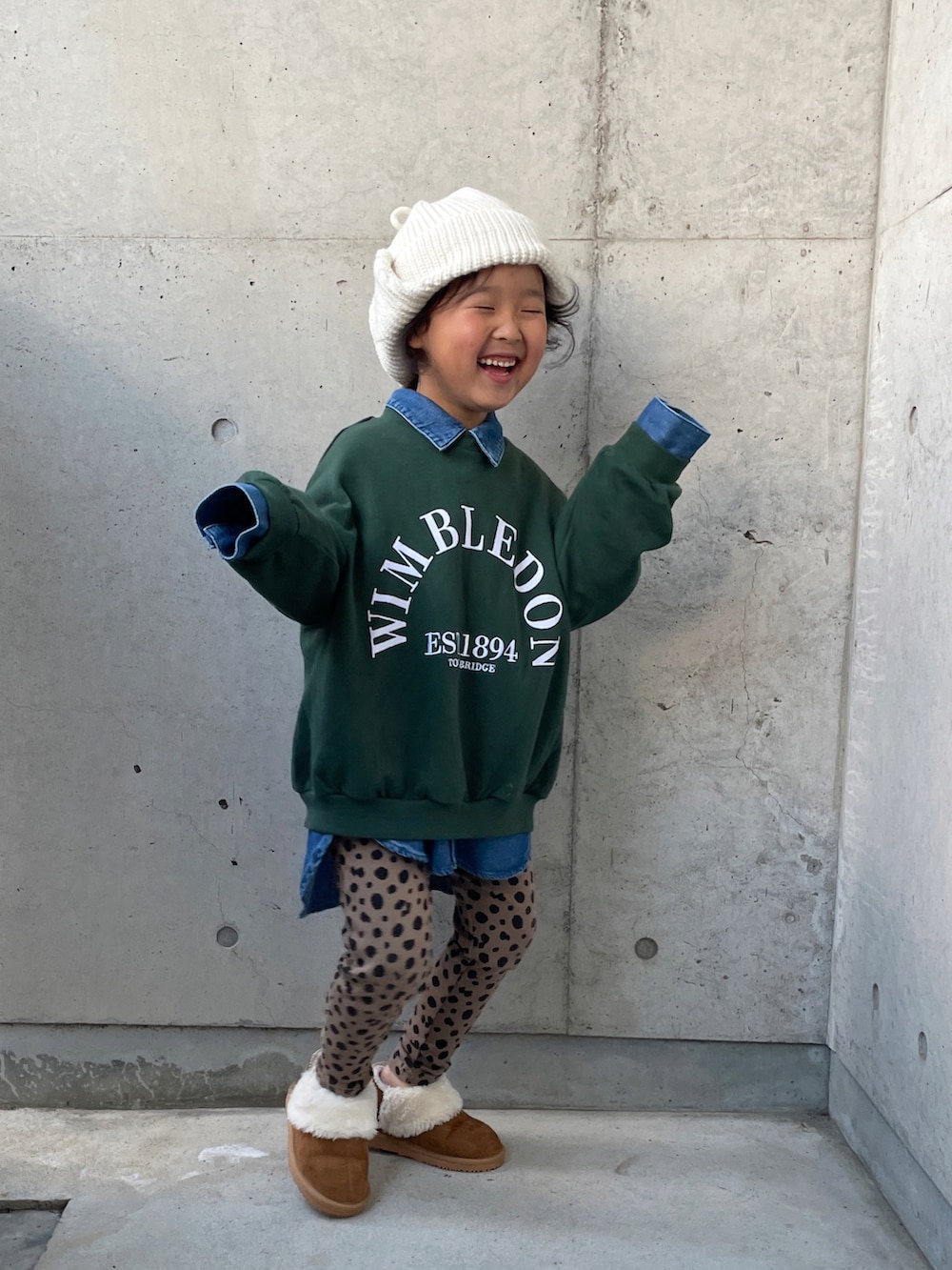 ブルー系のシャツ/ブラウス、グリーン系のトップス、ブラウン系のブーツを着用したキッズの秋コーディネートの4枚目の写真