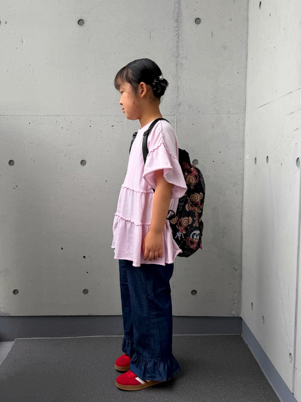 ブルー系のデニムパンツ、ピンク系のTシャツ/カットソー、レッド系のスニーカーを着用したキッズの秋コーディネートの2枚目の写真