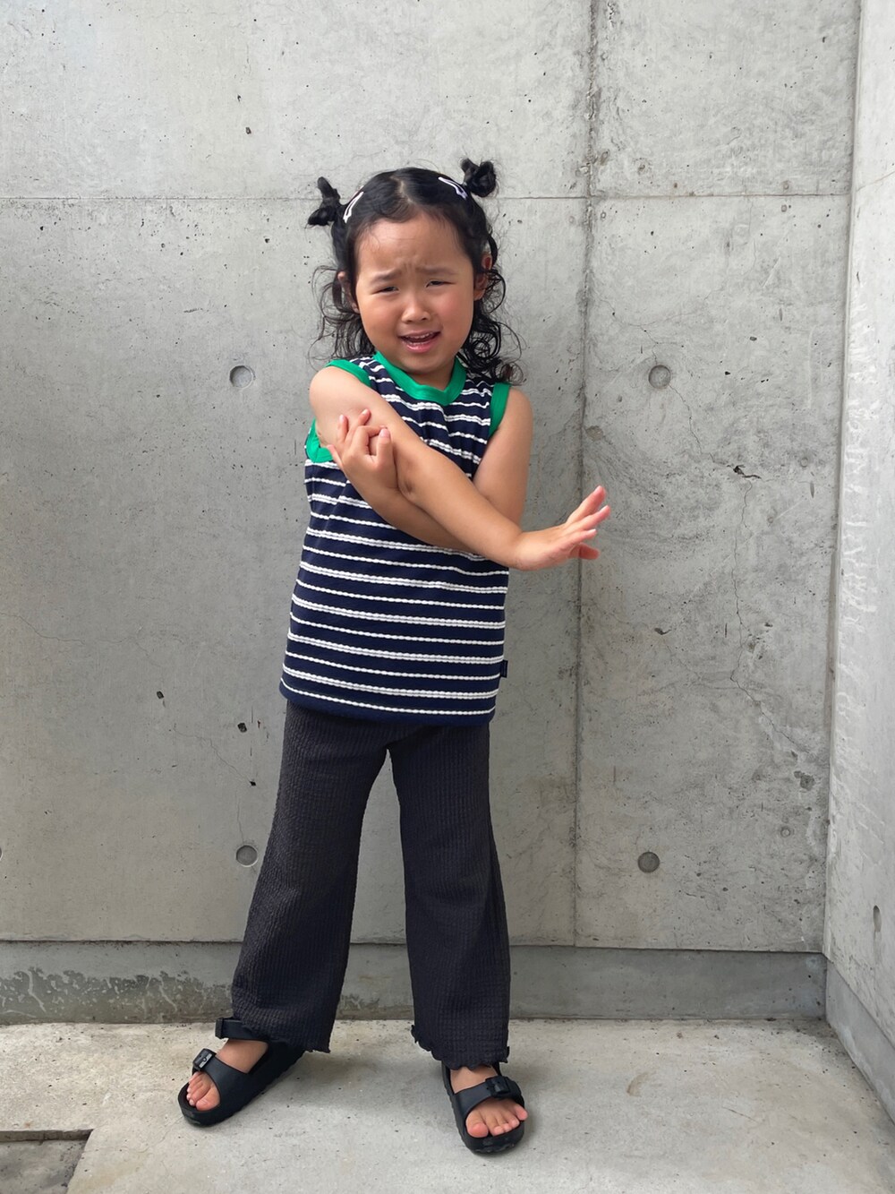 ブルー系のTシャツ/カットソー、グレー系のその他パンツ、ブラック系のサンダルを着用したキッズの夏コーディネートの3枚目の写真