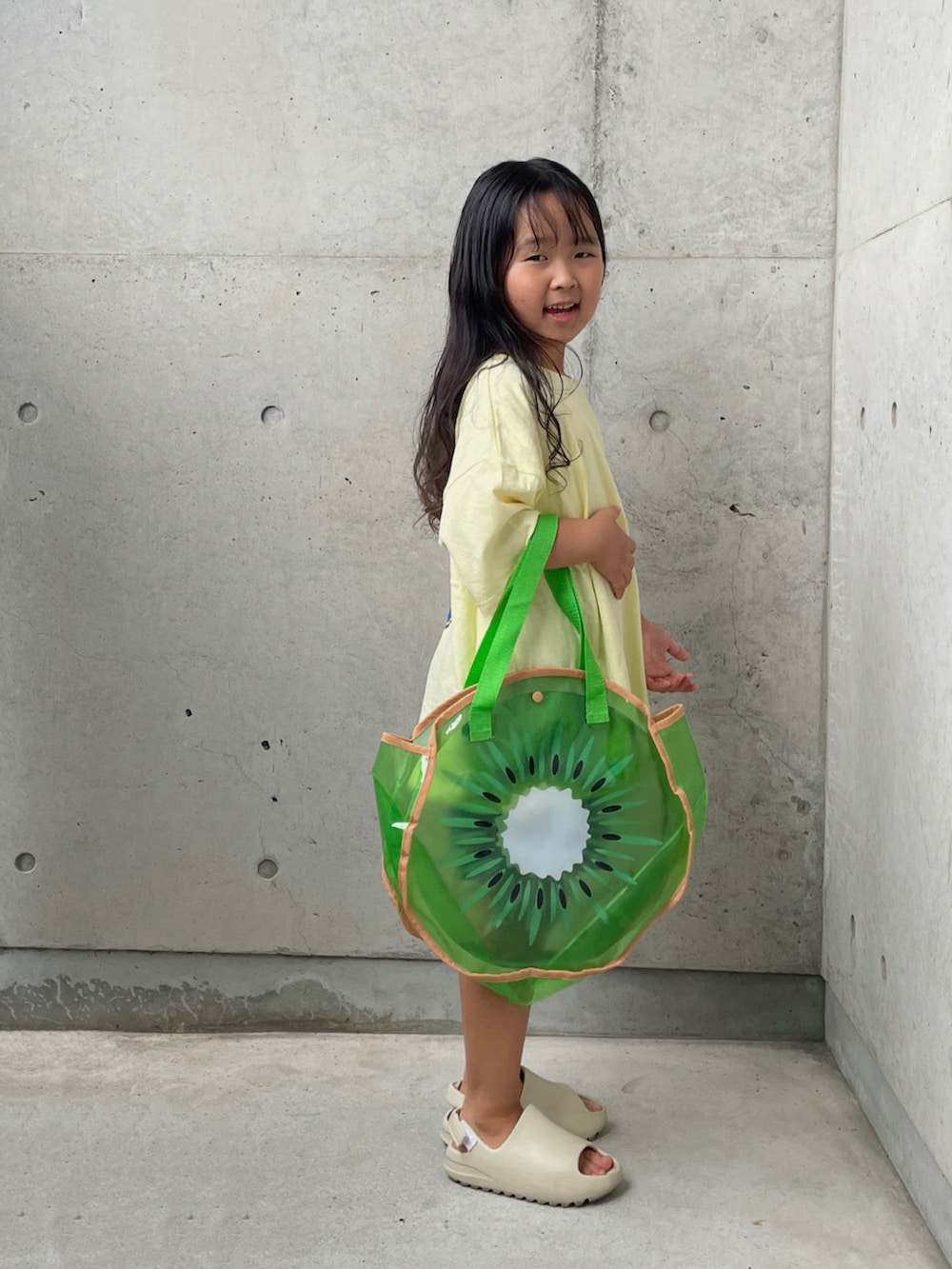 イエロー系のTシャツ/カットソー、ブルー系のその他パンツ、ベージュ系のサンダルを着用したキッズの夏コーディネートの4枚目の写真