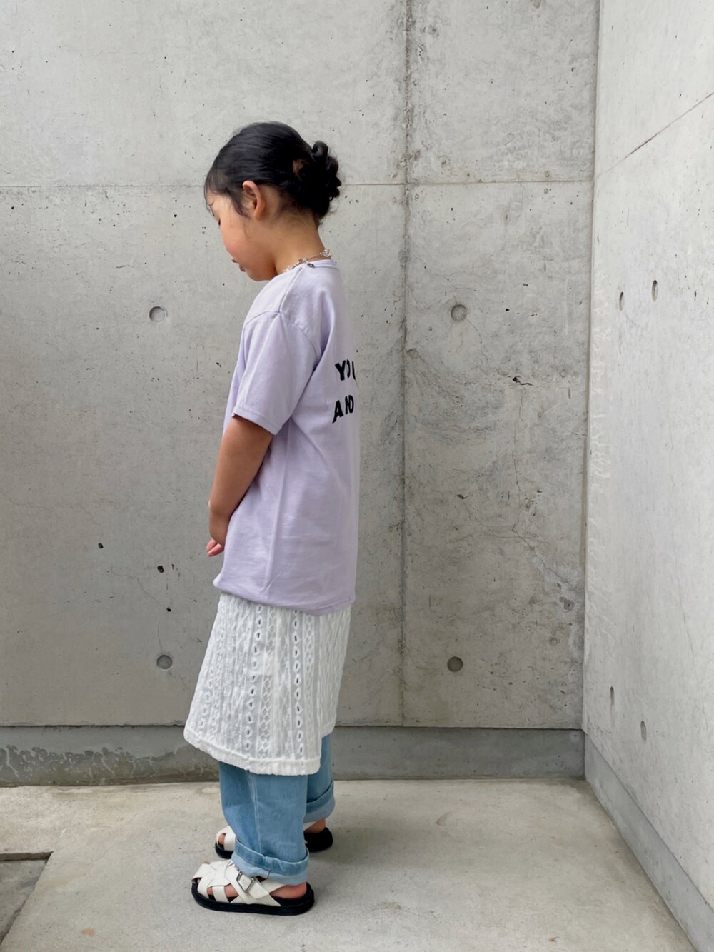 ホワイト系のサンダル、パープル系のTシャツ/カットソー、ホワイト系のワンピースを着用したキッズの春コーディネートの3枚目の写真