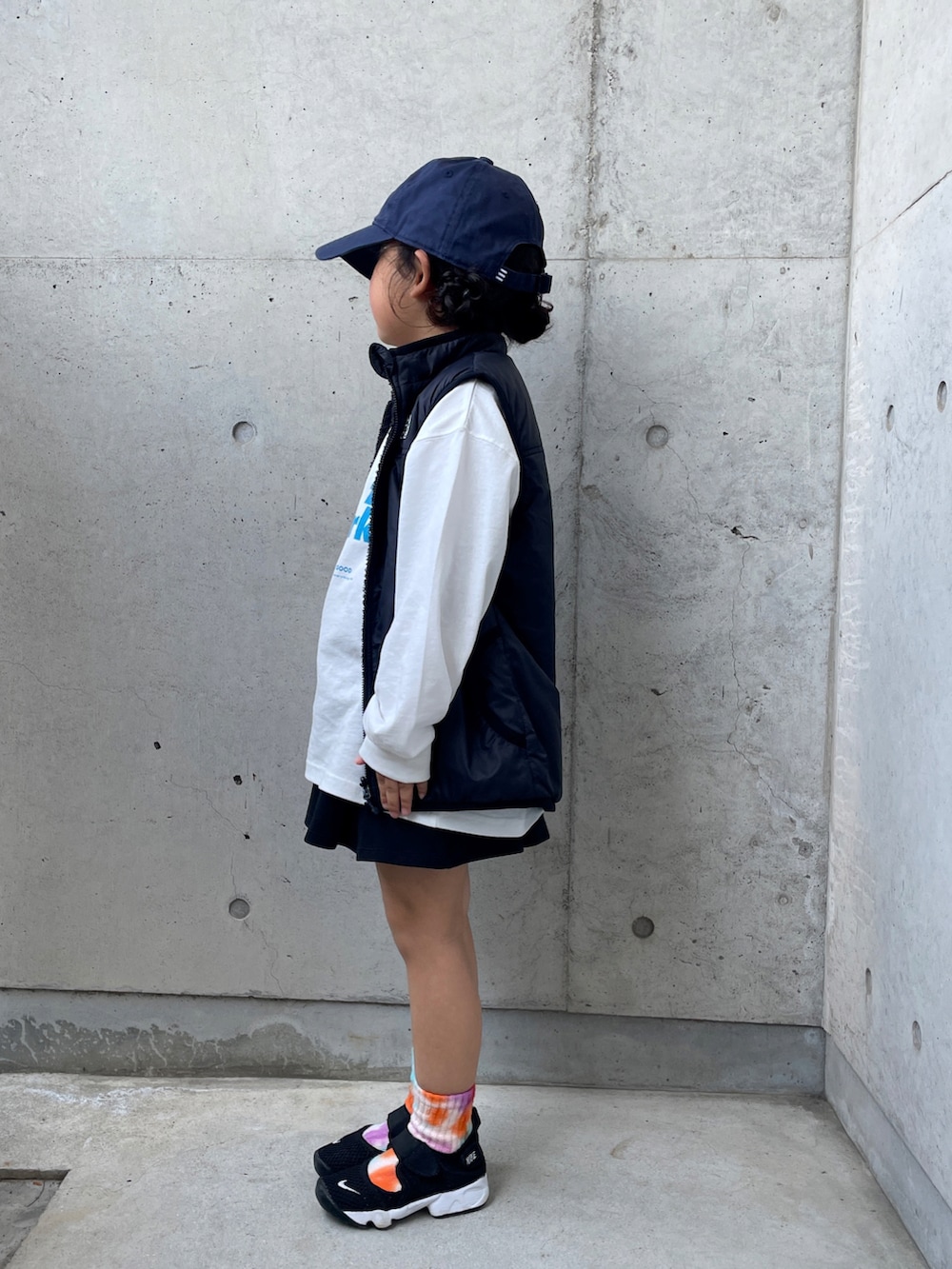 「キッズコーデ、ベスト、ロンT、ストリート、キャップ、サンダル、カジュアル」｜「LEPSIMの【KIDS】カラーロゴロンT　327366（Tシャツ/カットソー、ホワイト系）」を使った、ioooさん（キッズ・110cm）の春コーディネートの3枚目の写真