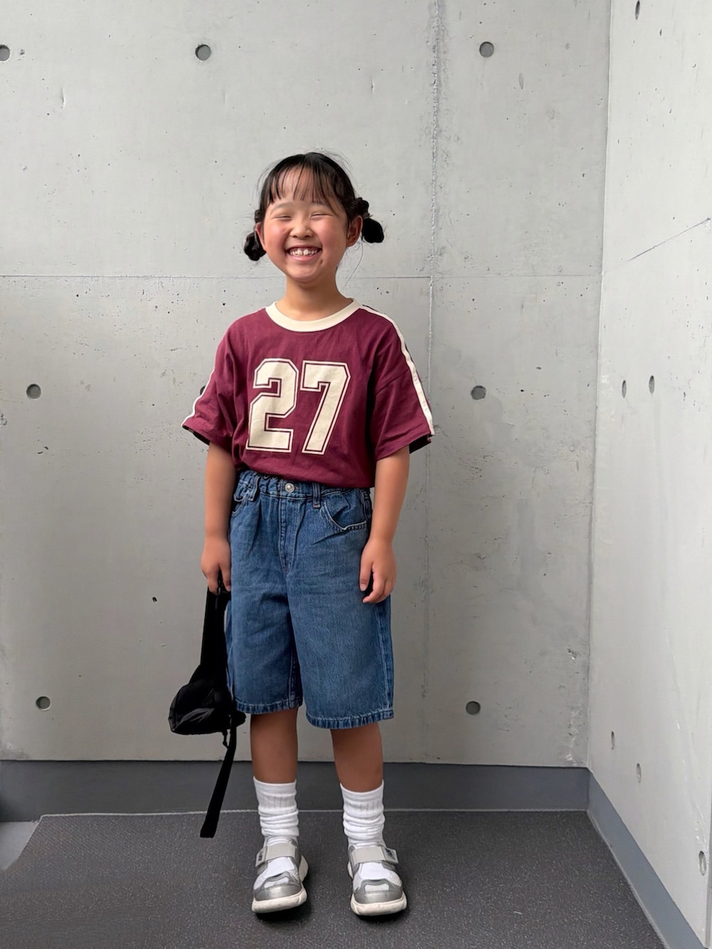 レッド系のTシャツ/カットソー、シルバー系のスニーカー、ブルー系のパンツを着用したキッズの夏コーディネートの3枚目の写真