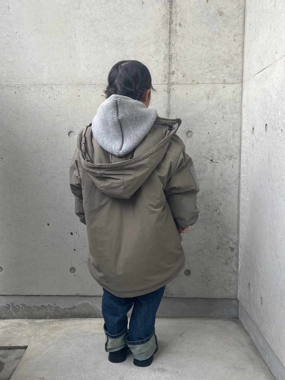 レッド系のスウェット、グリーン系のブルゾン、ブラウン系のダウンジャケット/コートを着用したキッズの冬コーディネートの5枚目の写真