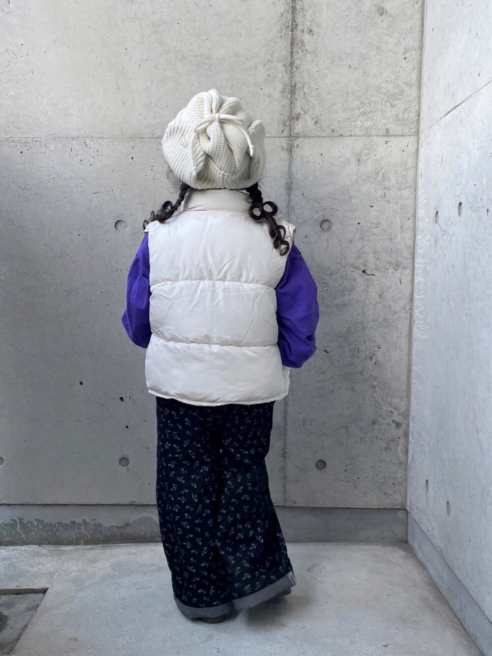 ブラック系のオールインワン・サロペット、パープル系のTシャツ/カットソー、パープル系のTシャツ/カットソーを着用したキッズの冬コーディネートの2枚目の写真