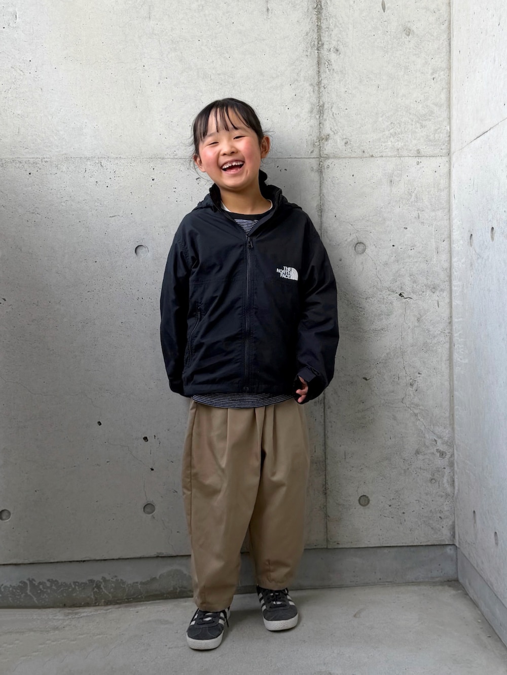 ブラック系のTシャツ/カットソー、ブラック系のマウンテンパーカー、イエロー系のその他パンツを着用したキッズの春コーディネートの5枚目の写真