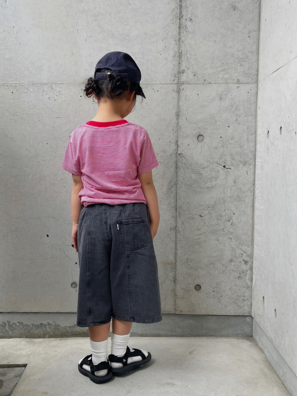 「ボーダー、やっぱり帽子が好き、デニムパンツ、サンダル、キッズコーデ」｜「DANTONのDANTON / KIDS' SHORT SLEEVE INNER T-SHIRT STRIPE 2025SS（105～135cm）（Tシャツ/カットソー、レッド系）」を使った、ioooさん（キッズ・110cm）の春コーディネートの2枚目の写真
