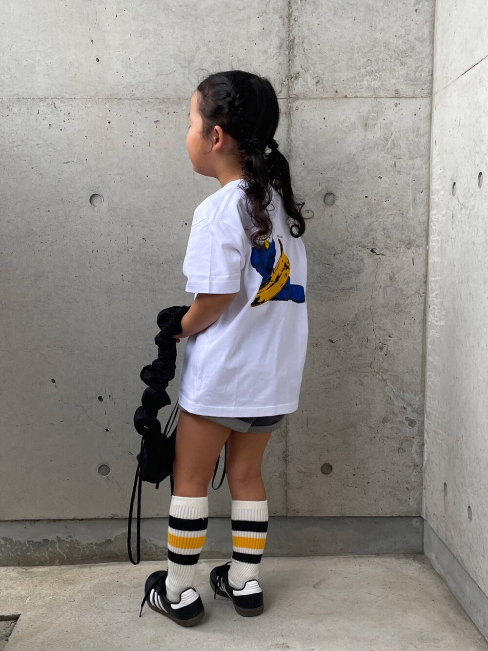 ホワイト系のトップス、グレー系のパンツ、ホワイト系のスニーカーを着用したキッズの秋コーディネートの5枚目の写真