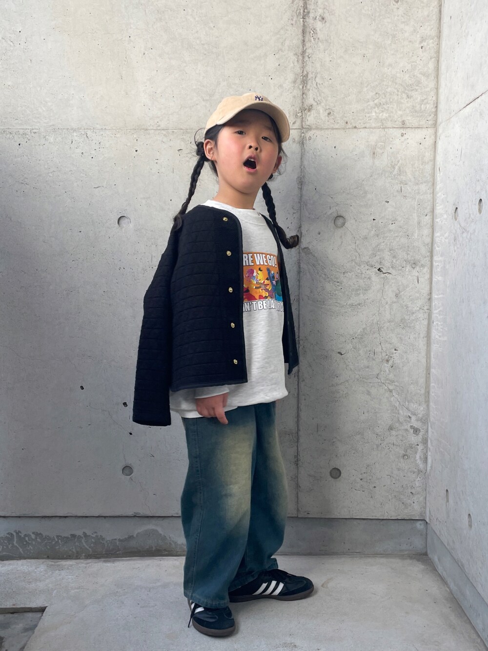 ホワイト系のTシャツ/カットソー、グレー系のスウェット、ブラック系のカーディガン/ボレロを着用したキッズの冬コーディネートの2枚目の写真