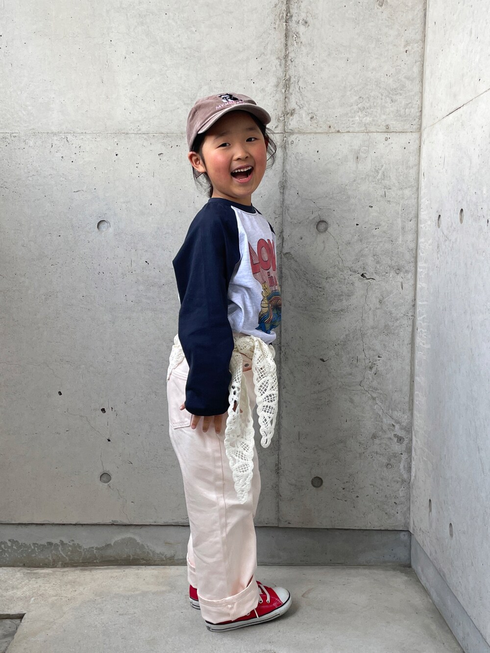 レッド系のスニーカー、グレー系のTシャツ/カットソー、ピンク系のその他パンツを着用したキッズの春コーディネートの4枚目の写真