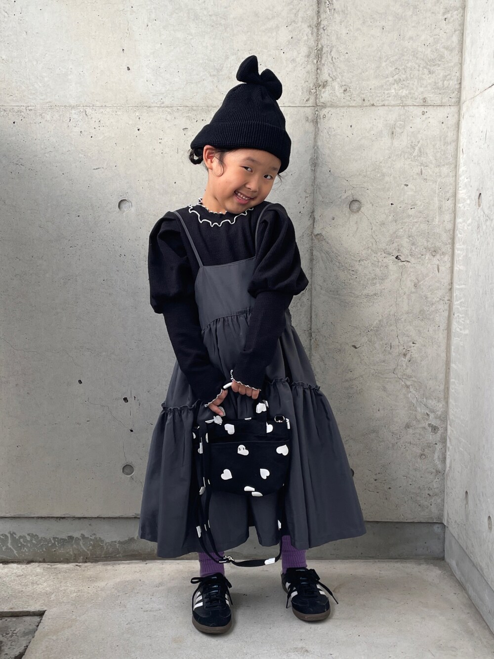 ブラック系のショルダーバッグ、ブラック系のTシャツ/カットソー、グレー系のワンピースを着用したキッズの秋コーディネートの5枚目の写真