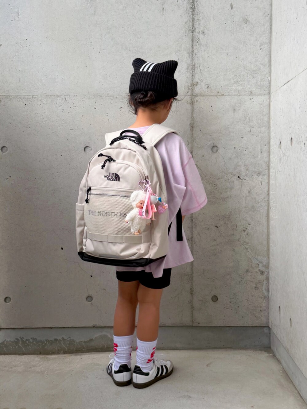 ブラック系のその他パンツ、ホワイト系のスニーカー、パープル系のTシャツ/カットソーを着用したキッズの秋コーディネートの3枚目の写真