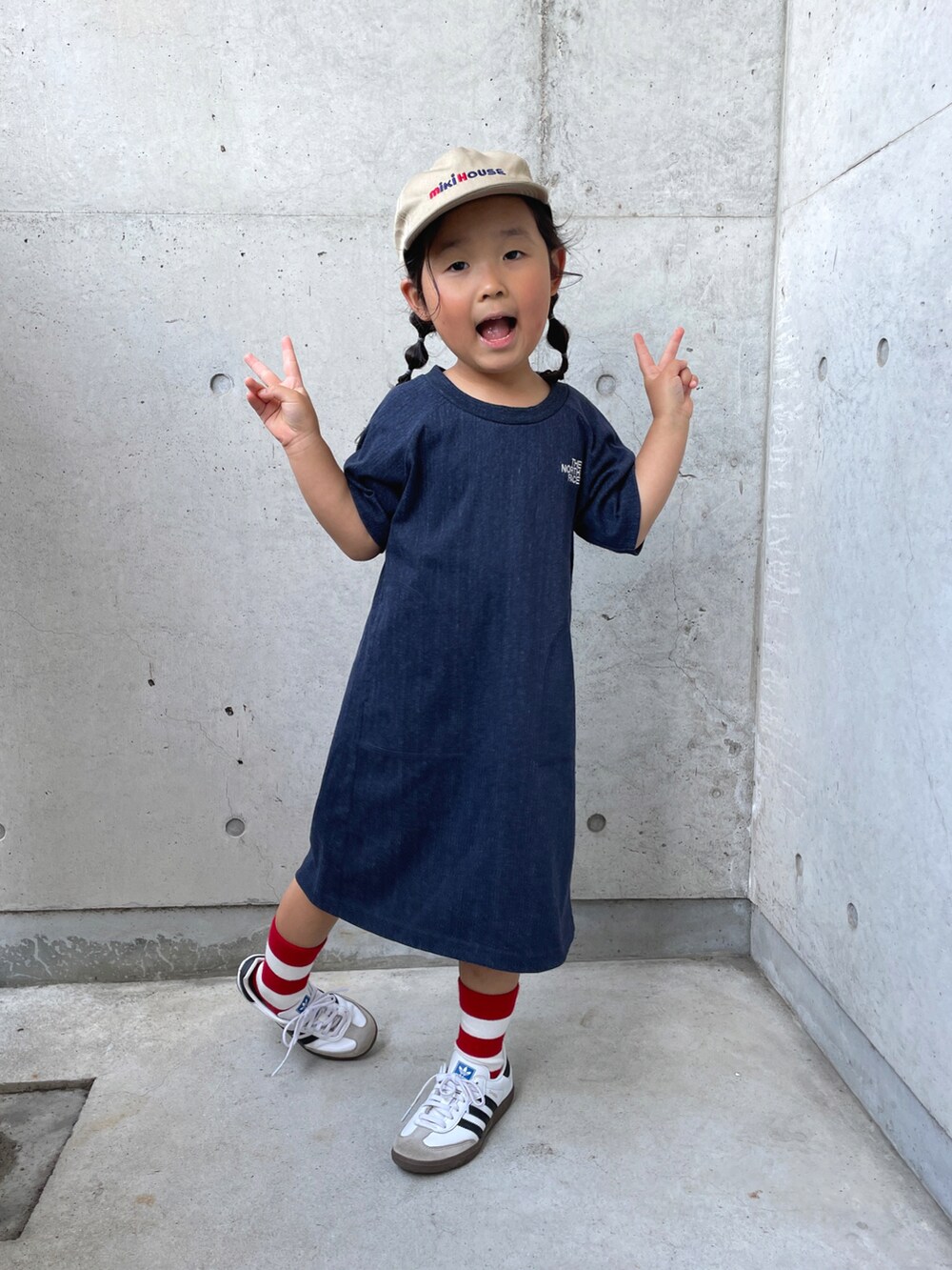 ホワイト系のスニーカー、レッド系のバッグ、ブルー系のワンピースを着用したキッズの春コーディネートの5枚目の写真