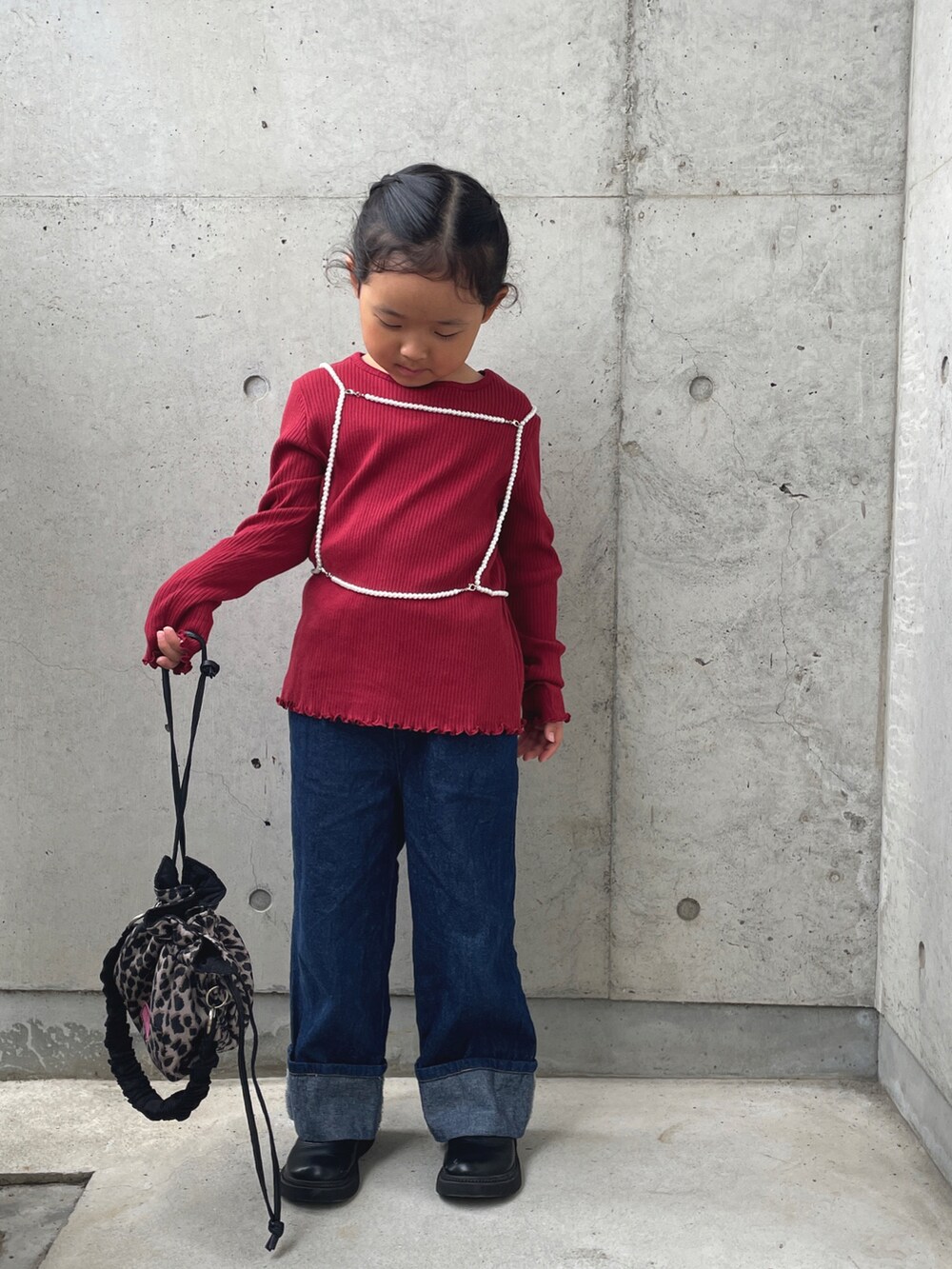 ブルー系のパンツ、ブラック系のブーツ、ホワイト系のTシャツ/カットソーを着用したキッズの秋コーディネートの2枚目の写真