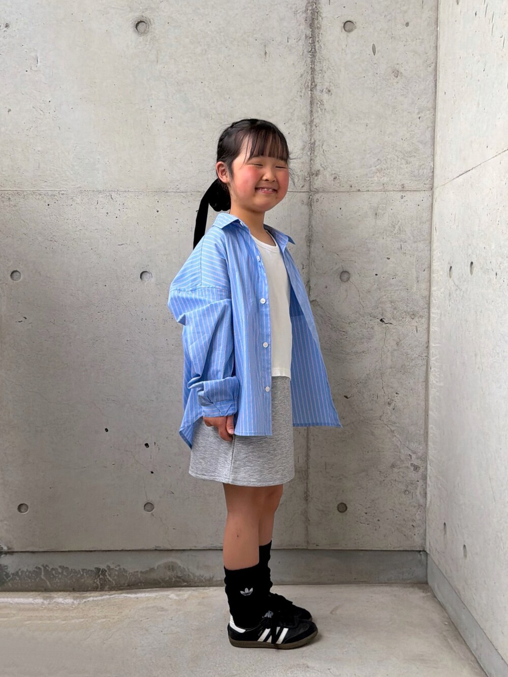 ブルー系のシャツ/ブラウス、ブラック系のシューズ、グレー系のスカートを着用したキッズの春コーディネートの4枚目の写真