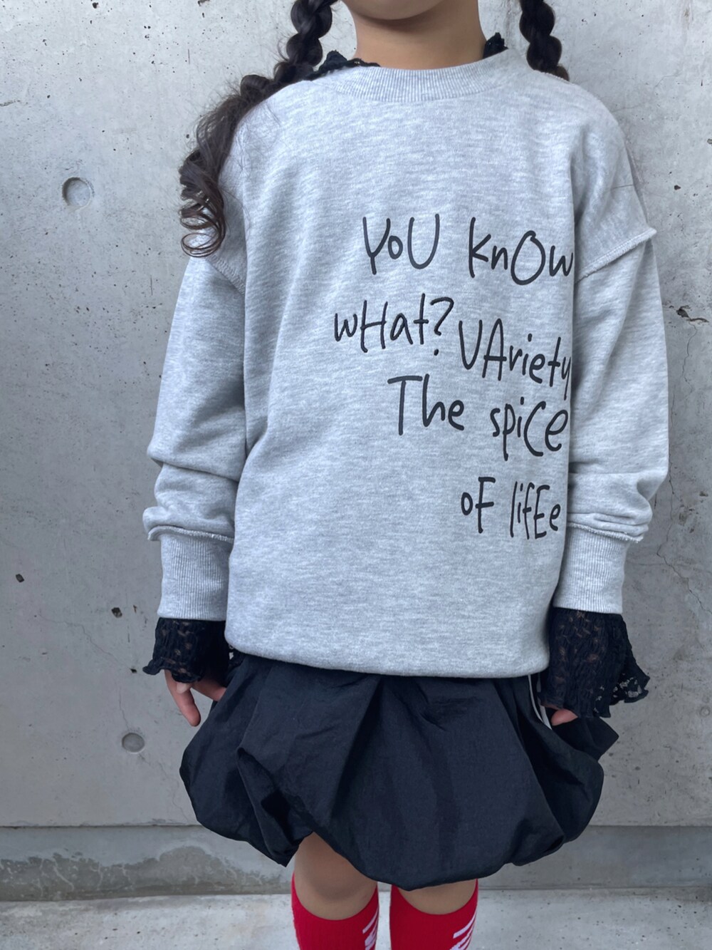 グレー系のTシャツ/カットソー、ブラック系のTシャツ/カットソー、ブラック系のスニーカーを着用したキッズの秋コーディネートの4枚目の写真