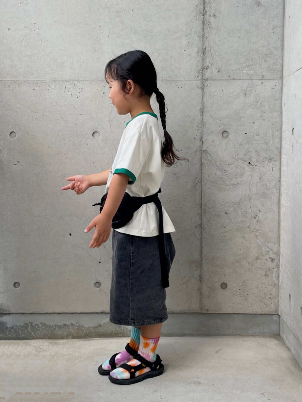 ブラック系のデニムパンツ、ブラック系のサンダル、ブラック系のボディバッグ/ウエストポーチを着用したキッズの夏コーディネートの2枚目の写真