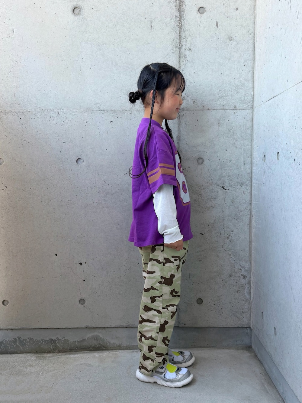 シルバー系のスニーカー、パープル系のTシャツ/カットソー、ホワイト系のTシャツ/カットソーを着用したキッズの春コーディネートの3枚目の写真