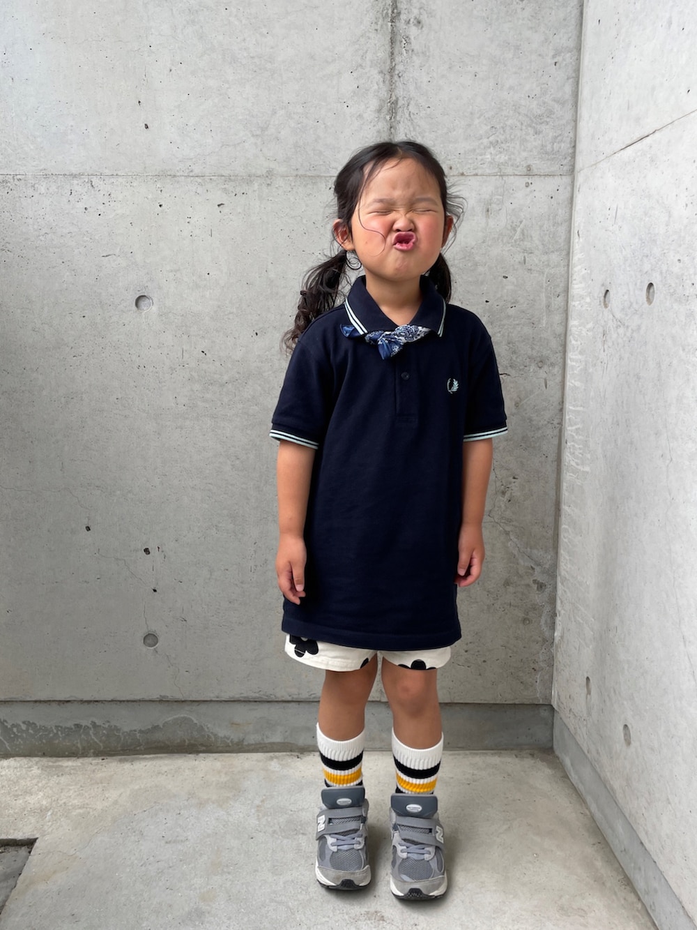 ブルー系のポロシャツ、ホワイト系のその他パンツ、グレー系のスニーカーを着用したキッズの春コーディネートの2枚目の写真