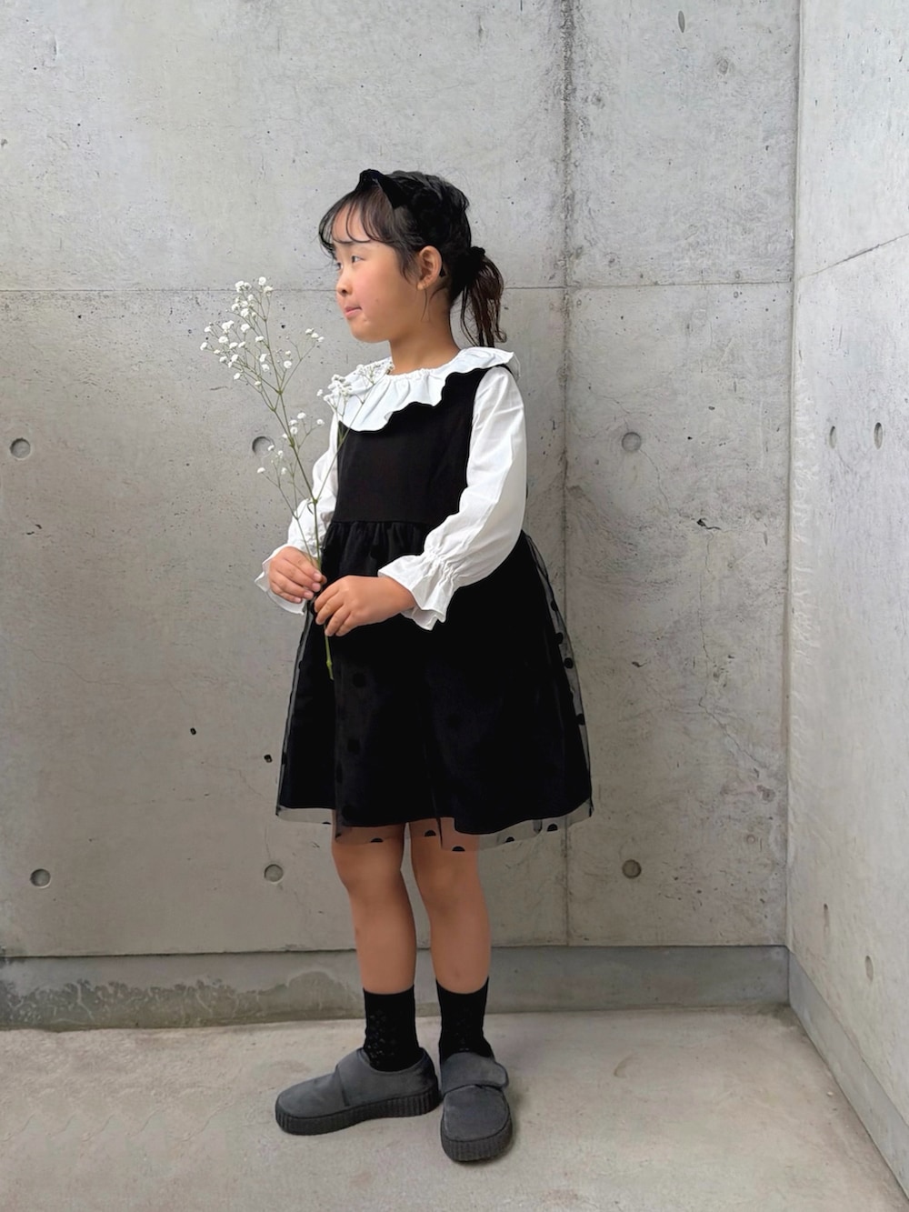 ホワイト系のシャツ/ブラウス、グレー系のその他シューズ、ブラック系のカチューシャを着用したキッズの冬コーディネートの5枚目の写真