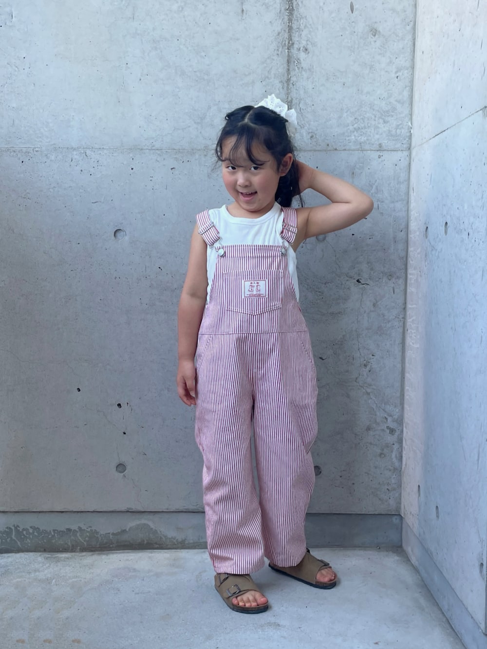 ホワイト系のシャツ/ブラウス、レッド系のオールインワン・サロペット、ホワイト系のバックパック/リュックを着用したキッズの秋コーディネートの3枚目の写真