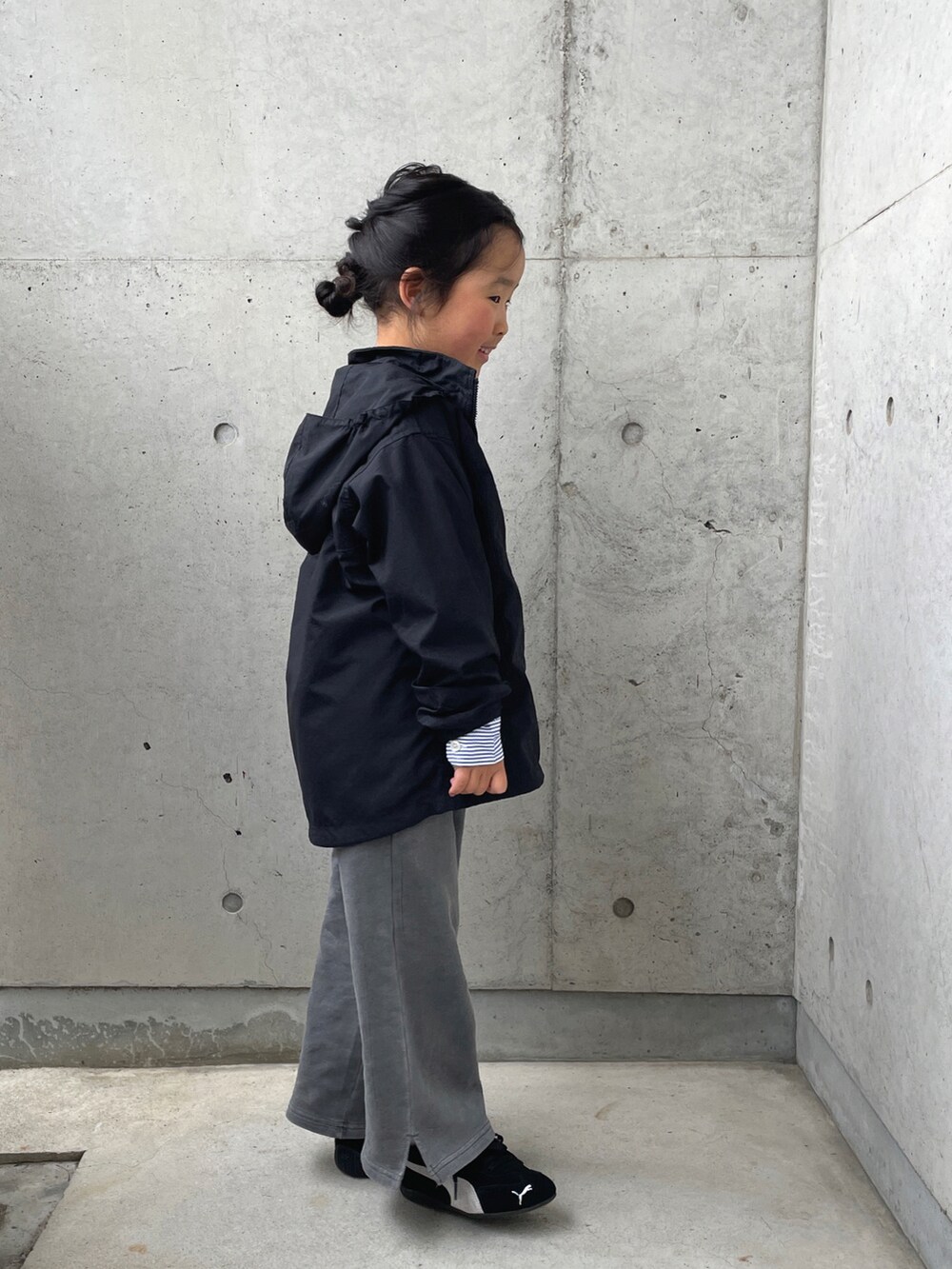 ブラック系のスニーカー、グレー系のパンツ、ブルー系のシャツ/ブラウスを着用したキッズの春コーディネートの3枚目の写真