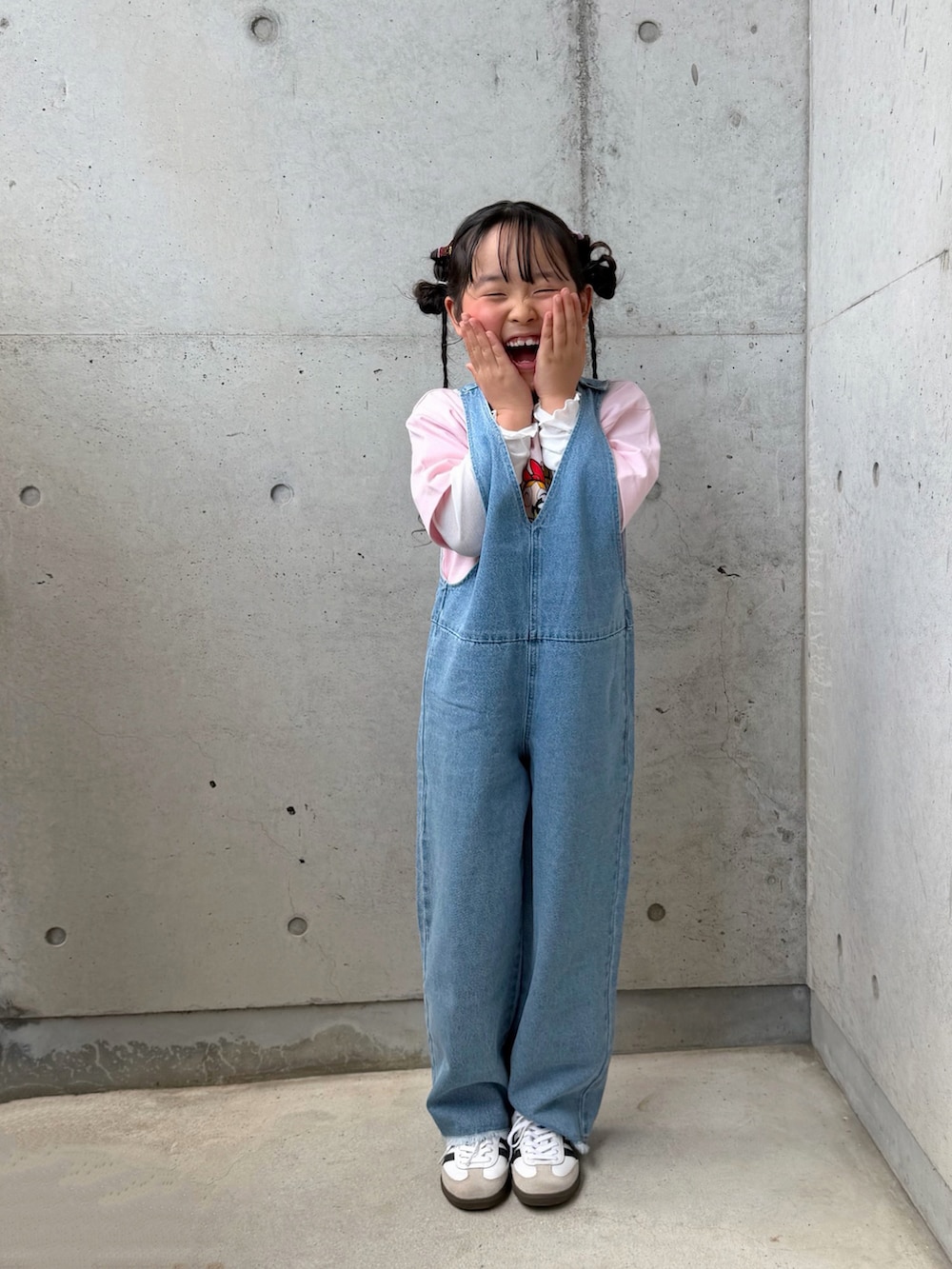 ホワイト系のTシャツ/カットソー、ブルー系のサロペット/オーバーオール、ホワイト系のスニーカーを着用したキッズの春コーディネートの5枚目の写真