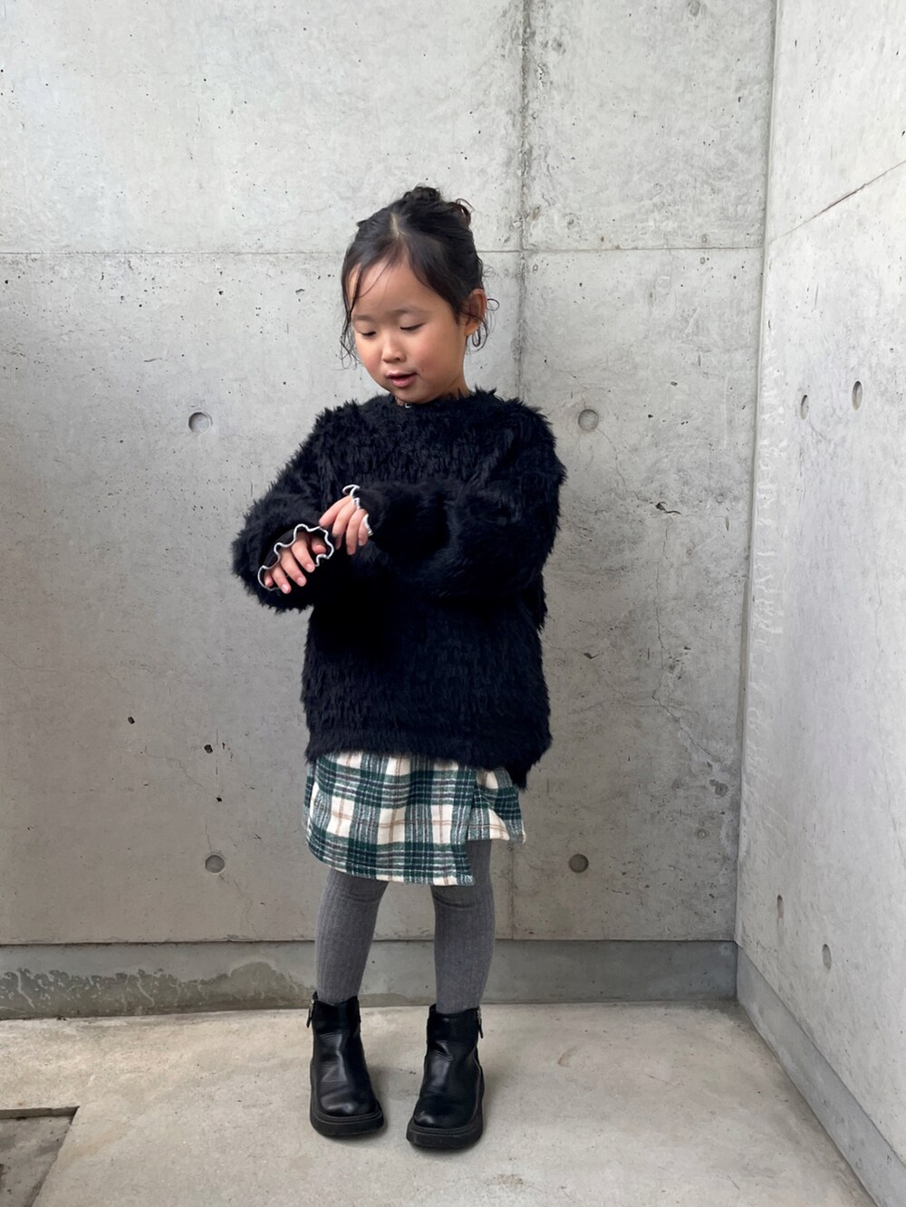 ブラック系のニット/セーター、グリーン系のその他パンツ、ブラック系のTシャツ/カットソーを着用したキッズの秋コーディネートの3枚目の写真