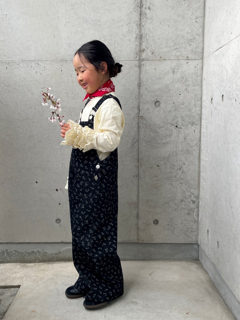 「春めき満開コーデ、サロペット、桜、スカート、キッズコーデ、キッズファッション、ロンT、袖フリル、スニーカー、ヘアアレンジ」｜「韓国子供服の🏷️omn（オールインワン・サロペット、ブラック系）」を使った、ioooさん（キッズ・110cm）の春コーディネートの4枚目の写真