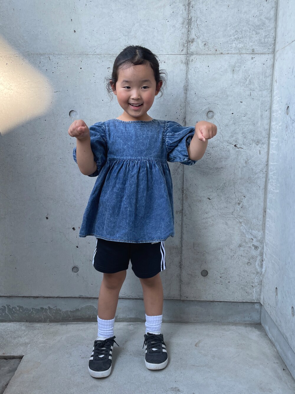 ブラック系のスニーカー、ブルー系のトップス、ブラック系のその他パンツを着用したキッズの夏コーディネートの5枚目の写真