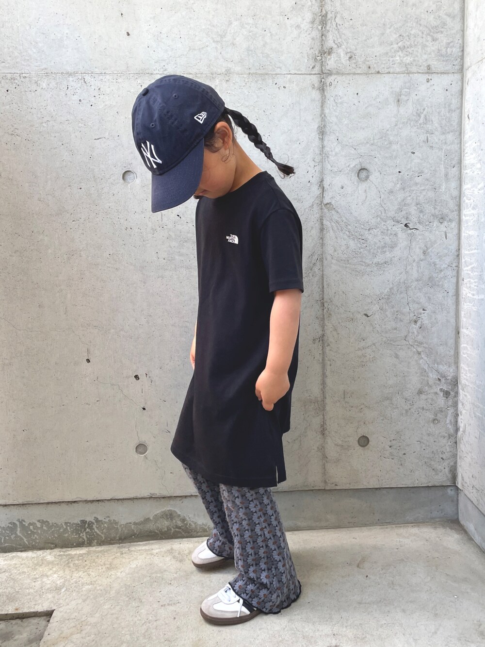 ブラック系のワンピース、グレー系のその他パンツ、ホワイト系のスニーカーを着用したキッズの春コーディネートの2枚目の写真