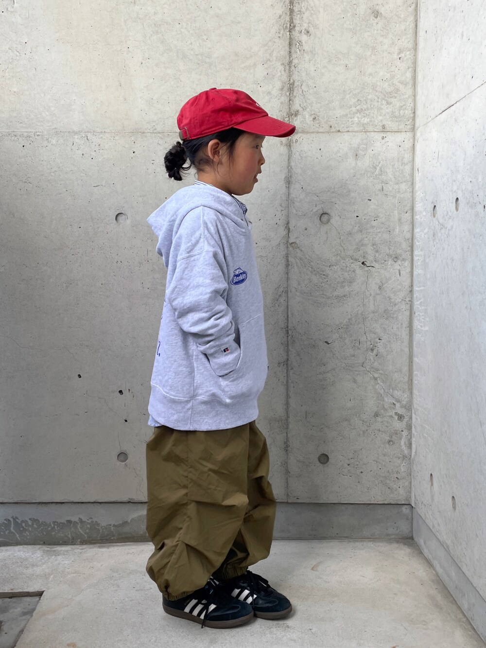 グレー系のスウェット、ブルー系のシャツ/ブラウス、グリーン系のパンツを着用したキッズの冬コーディネートの4枚目の写真