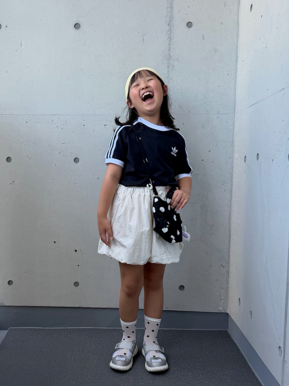 シルバー系のスニーカー、ブラック系のショルダーバッグ、ホワイト系のその他パンツを着用したキッズの夏コーディネートの5枚目の写真
