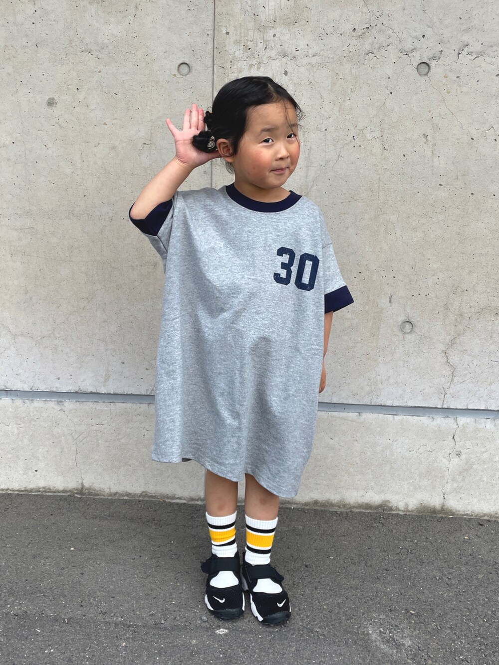 グレー系のワンピース、ブラック系のスニーカー、ブラック系のソックス/靴下を着用したキッズの春コーディネートの4枚目の写真