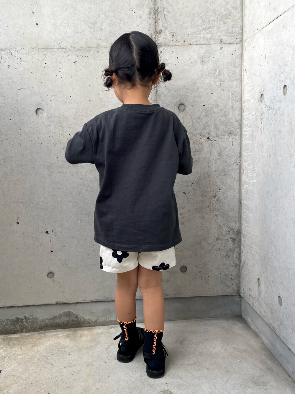 グリーン系のトートバッグ、グレー系のTシャツ/カットソー、ホワイト系のその他パンツを着用したキッズの春コーディネートの5枚目の写真