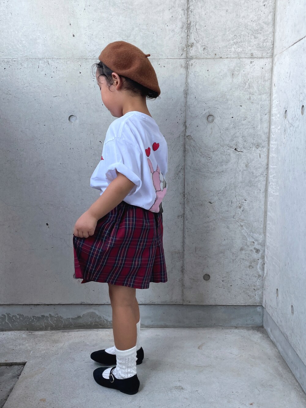 ホワイト系のTシャツ/カットソー、レッド系のパンツ、ブラック系のバレエシューズを着用したキッズの秋コーディネートの4枚目の写真