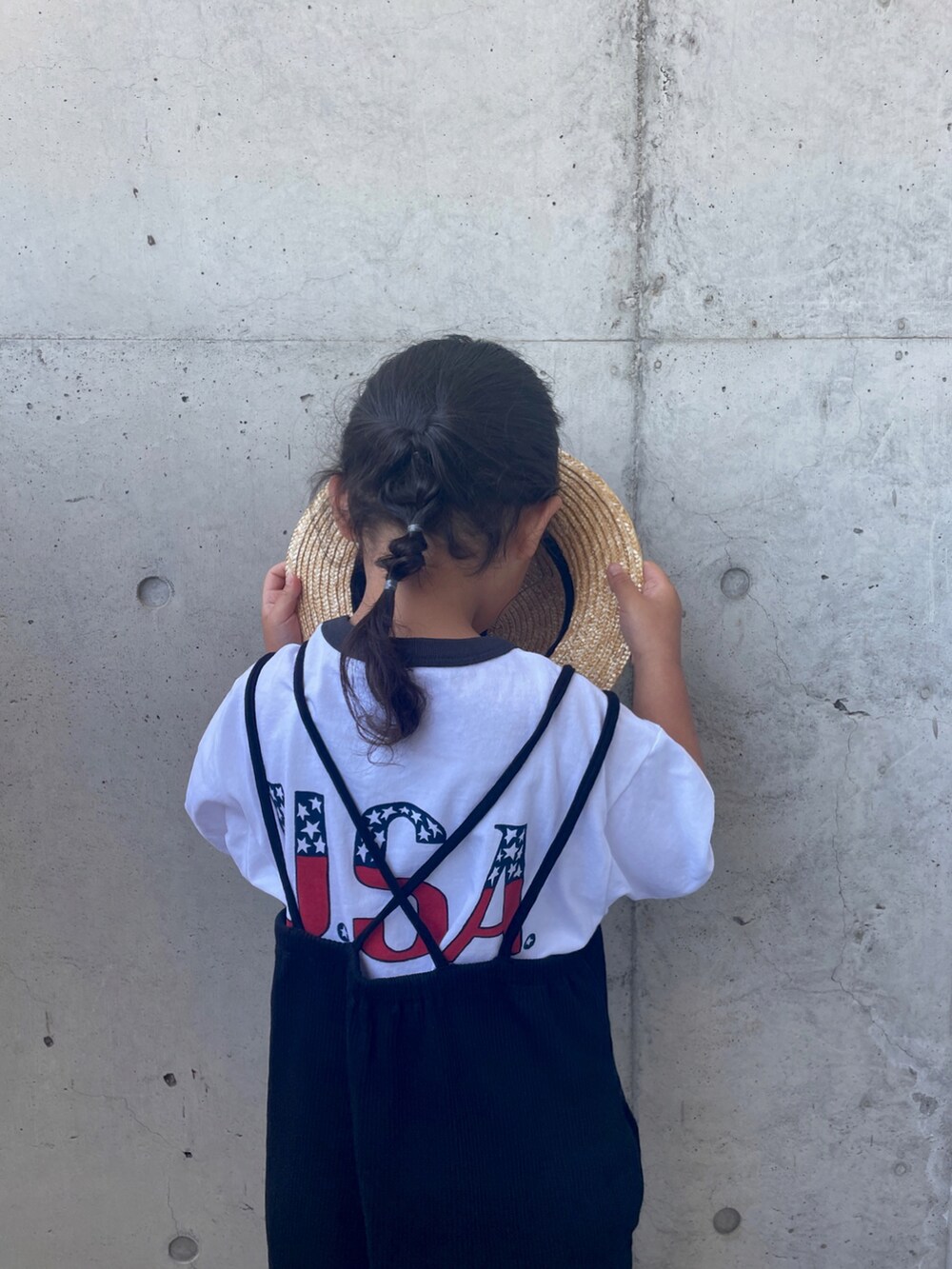 ホワイト系のTシャツ/カットソー、ホワイト系のTシャツ/カットソー、ブラック系のサンダルを着用したキッズの春コーディネートの5枚目の写真