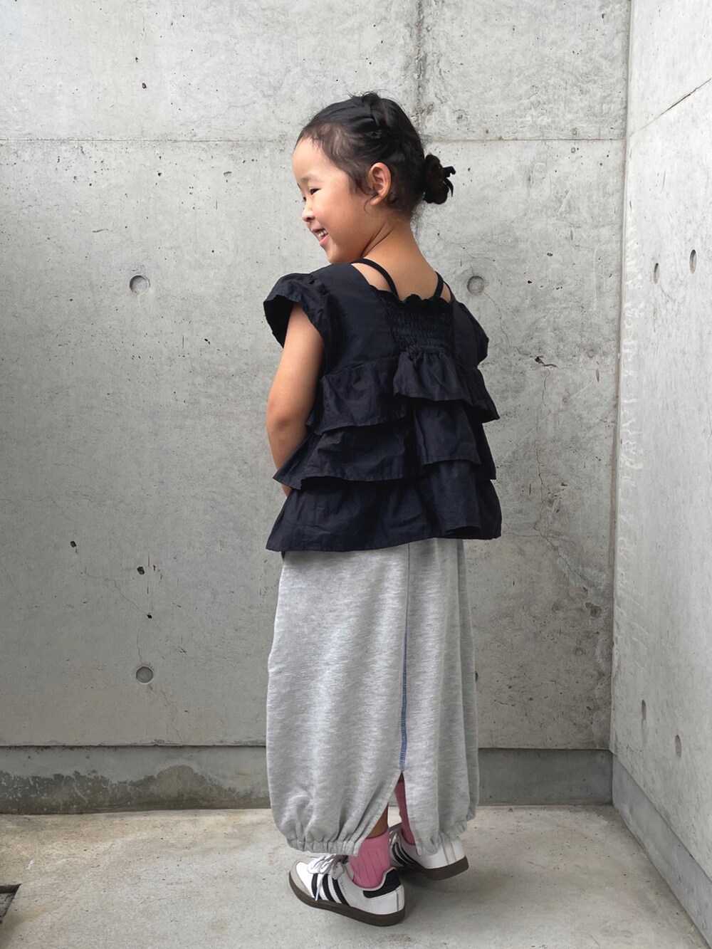 ホワイト系のスニーカー、グレー系のスカート、ブラック系のシャツ/ブラウスを着用したキッズの秋コーディネートの4枚目の写真