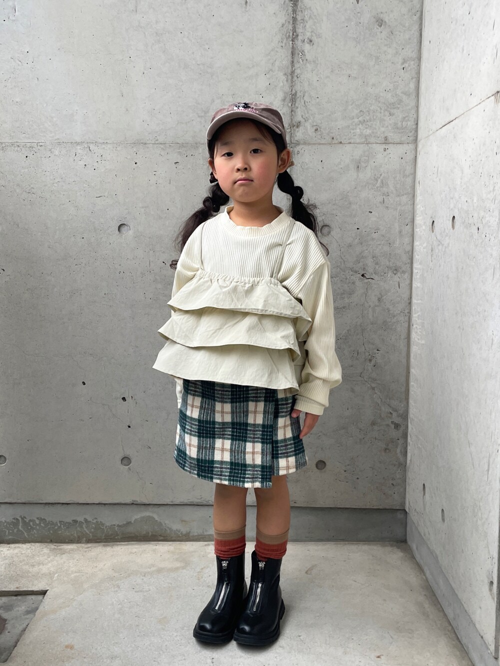 ブルー系のデニムジャケット、ホワイト系のTシャツ/カットソー、グリーン系のその他パンツを着用したキッズの冬コーディネートの5枚目の写真