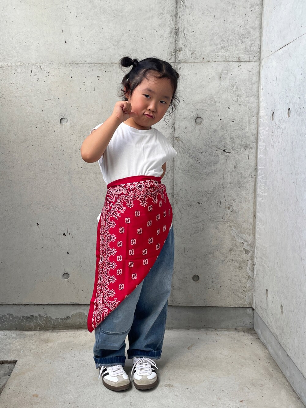 ブラック系のワンピース、ブルー系のデニムパンツ、ホワイト系のスニーカーを着用したキッズの夏コーディネートの4枚目の写真