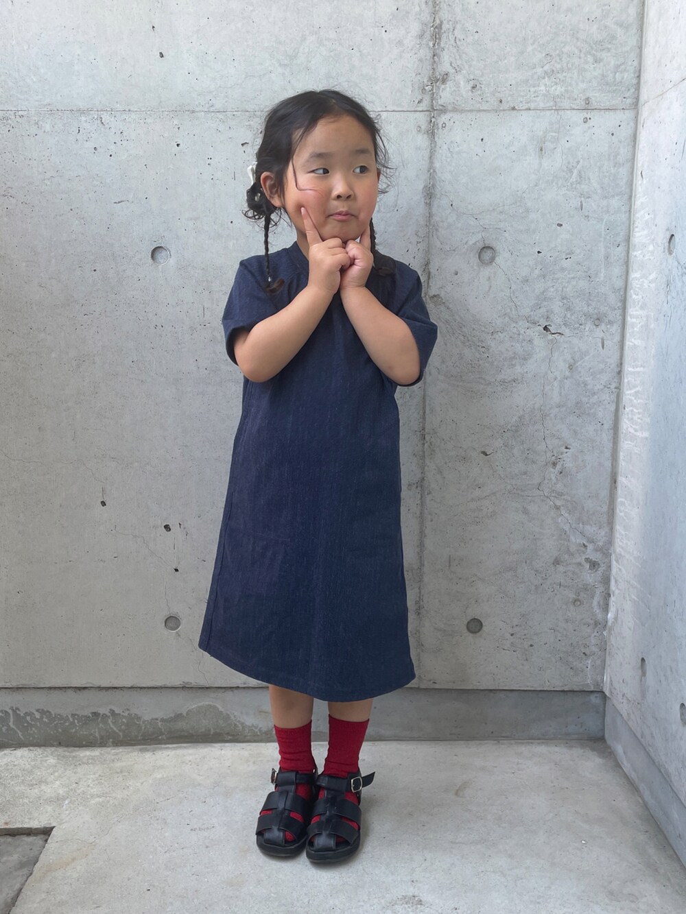 ブラック系のサンダル、ブラック系のバックパック/リュック、ブルー系のワンピースを着用したキッズの春コーディネートの3枚目の写真