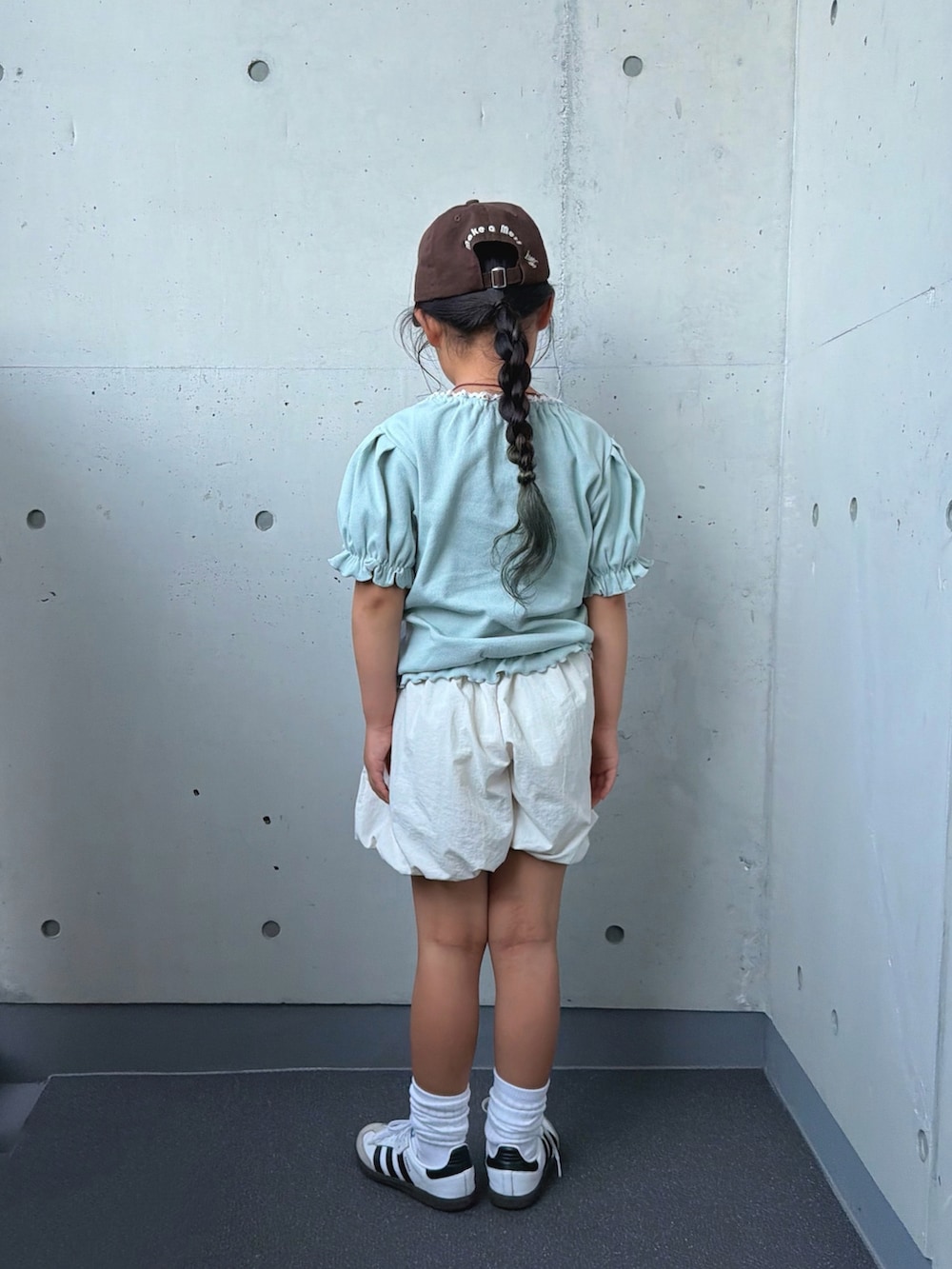 ブルー系のTシャツ/カットソー、ホワイト系のスニーカー、グリーン系のソックス/靴下を着用したキッズの夏コーディネートの4枚目の写真