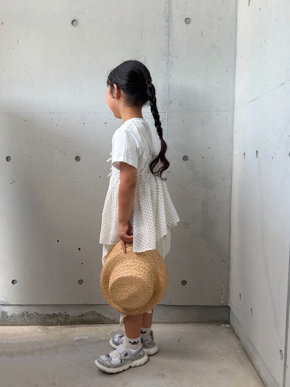 ホワイト系のTシャツ/カットソー、ホワイト系のその他パンツ、シルバー系のスニーカーを着用したキッズの夏コーディネートの4枚目の写真