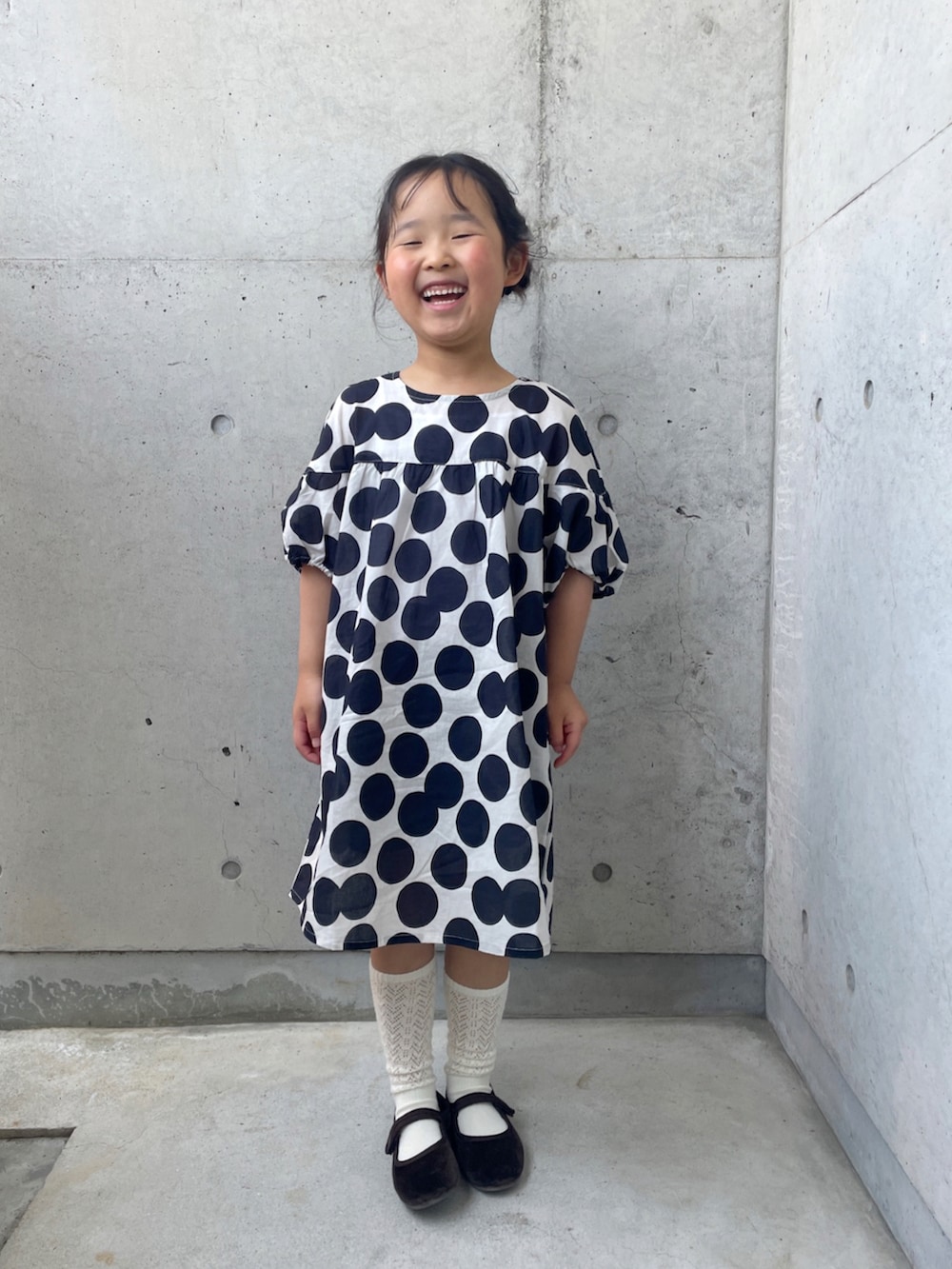 「ワンピース、パフスリーブ、キッズコーデ、キッズファッション、女の子、ドット柄、バレエシューズ、夏コーデ、お出かけコーデ、プチプラ、PR、こどもの森eshop」｜「CientaのCienta ベロアストラップシューズ(KIDS)（バレエシューズ、ブラウン系）」を使った、ioooさん（キッズ・110cm）の春コーディネートの4枚目の写真