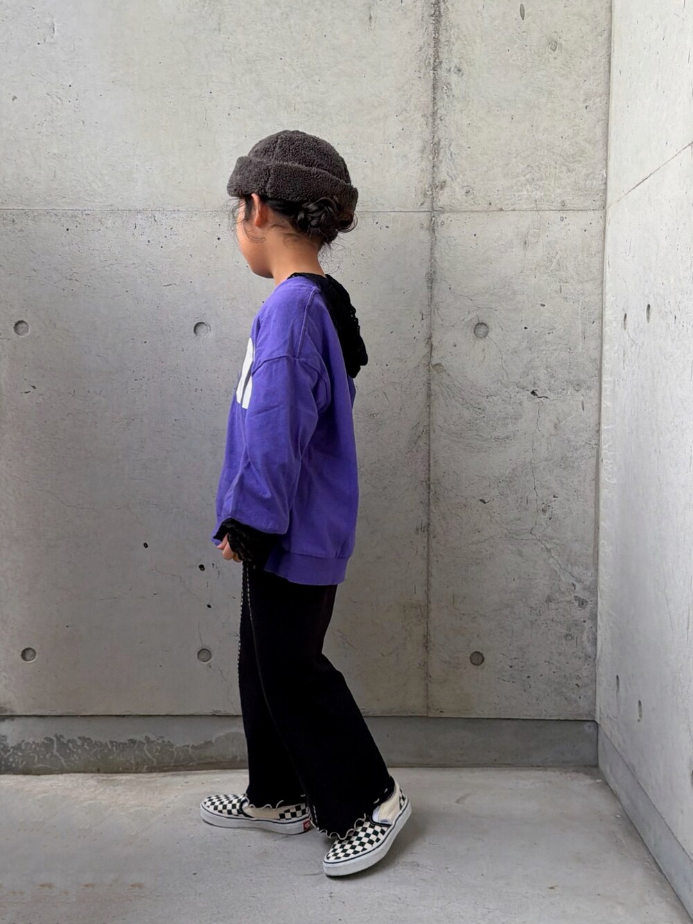 パープル系のTシャツ/カットソー、ブラック系のTシャツ/カットソー、ブラック系のスウェットパンツを着用したキッズの秋コーディネートの5枚目の写真