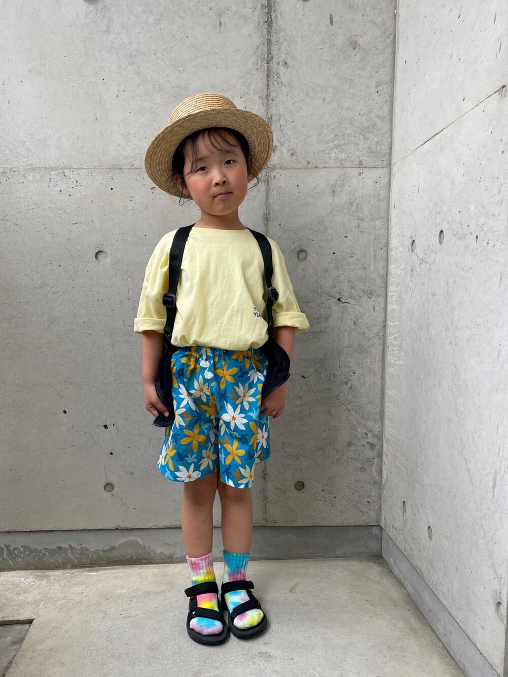 ブルー系のその他パンツ、イエロー系のTシャツ/カットソー、ブラック系のサンダルを着用したキッズの春コーディネートの5枚目の写真