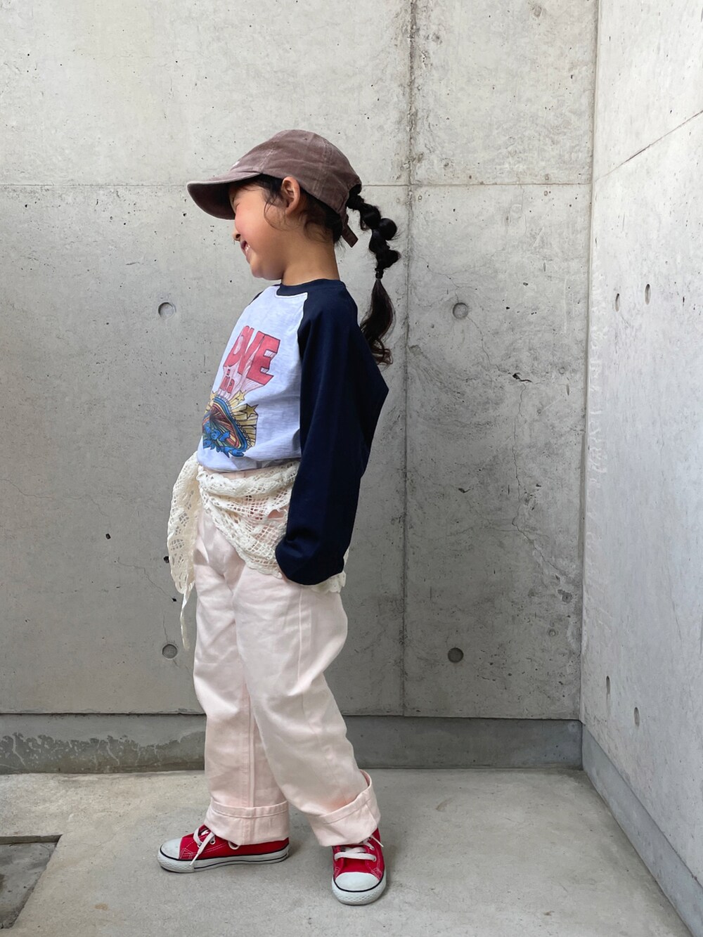 レッド系のスニーカー、グレー系のTシャツ/カットソー、ピンク系のその他パンツを着用したキッズの春コーディネートの2枚目の写真
