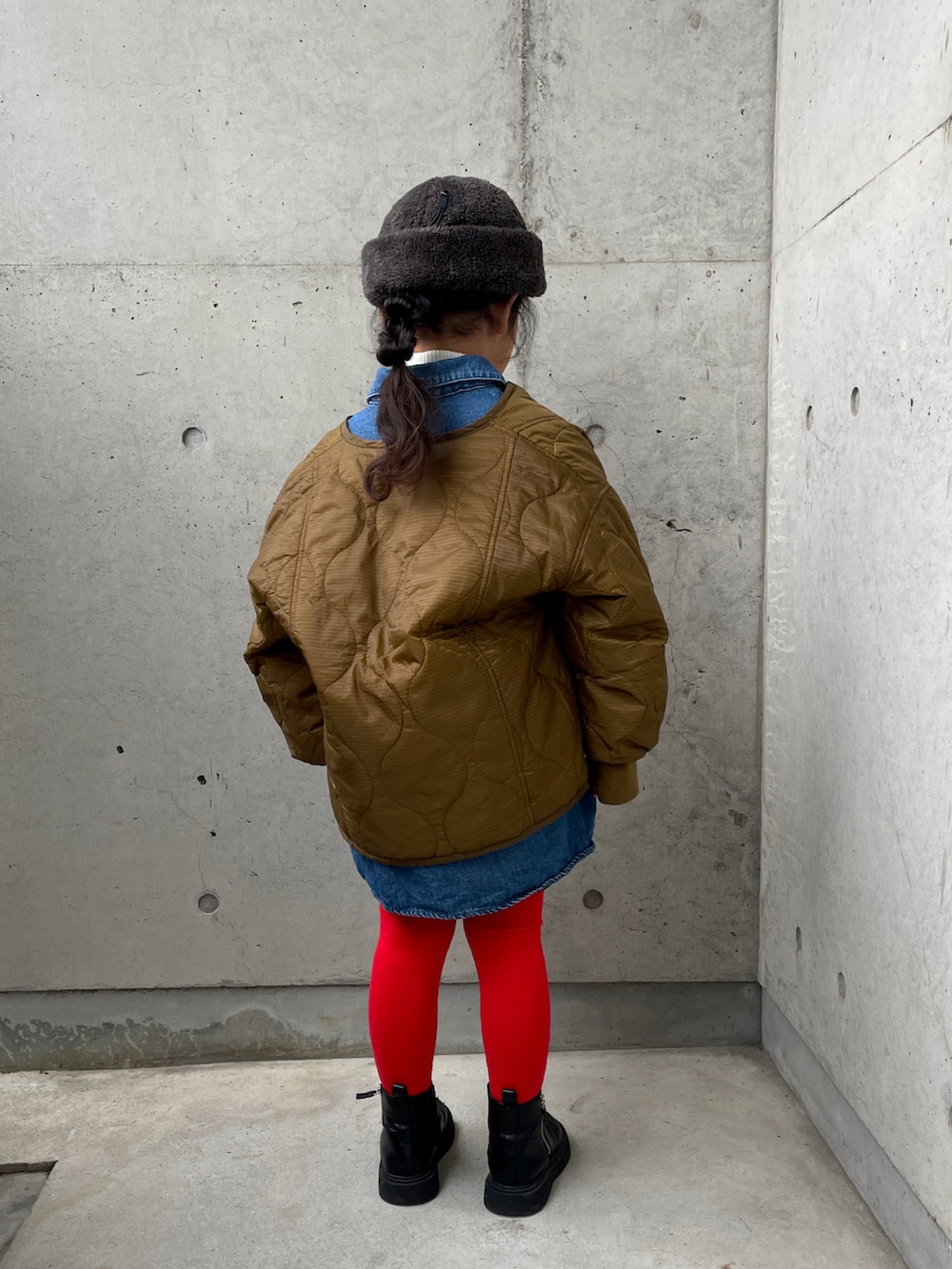 ホワイト系のトップス、ブラウン系のダウンジャケット/コート、ブルー系のシャツ/ブラウスを着用したキッズの冬コーディネートの2枚目の写真