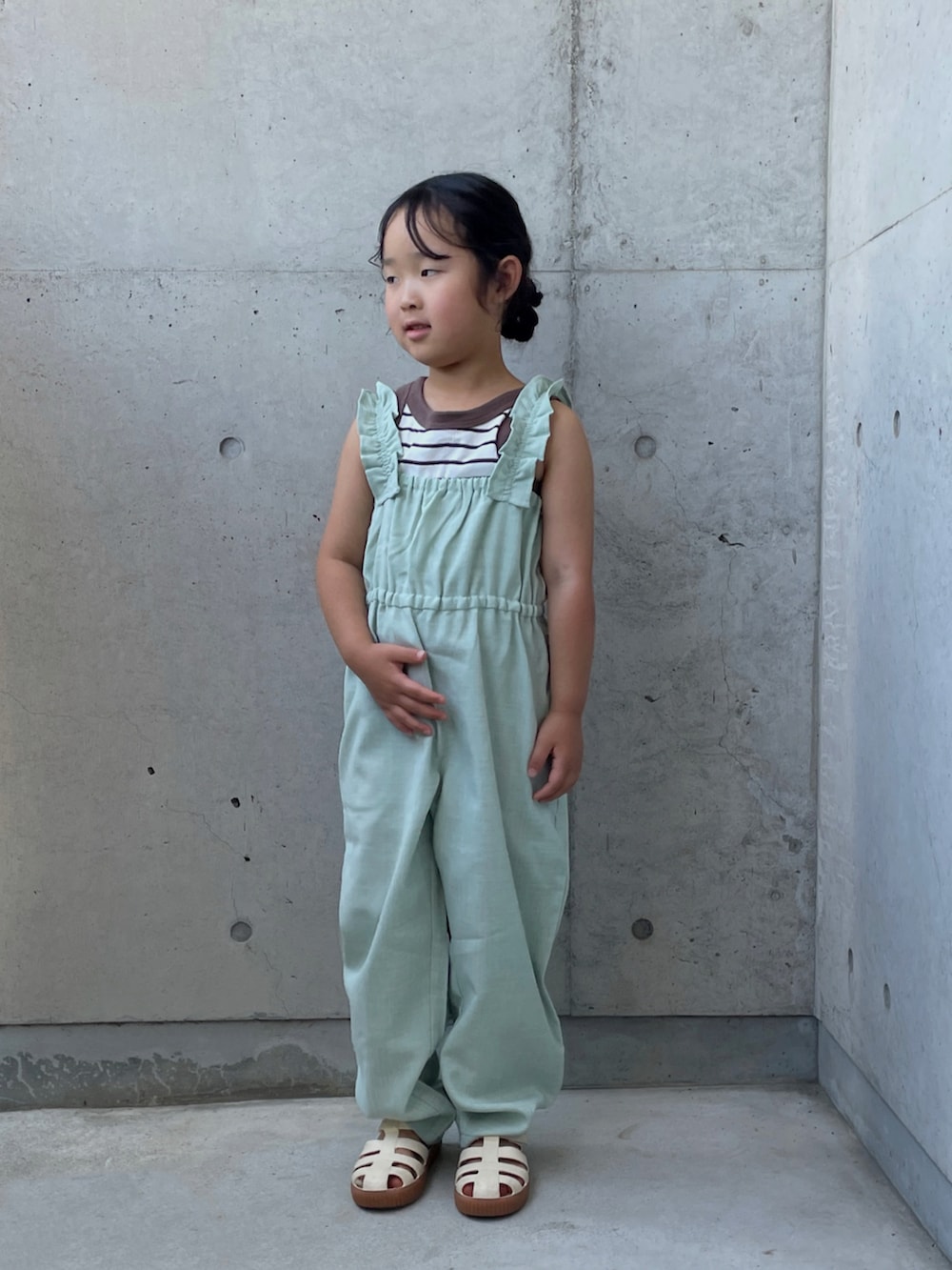 ホワイト系のサンダル、グリーン系のつなぎ/オールインワン、ブラウン系のタンクトップを着用したキッズの夏コーディネートの5枚目の写真
